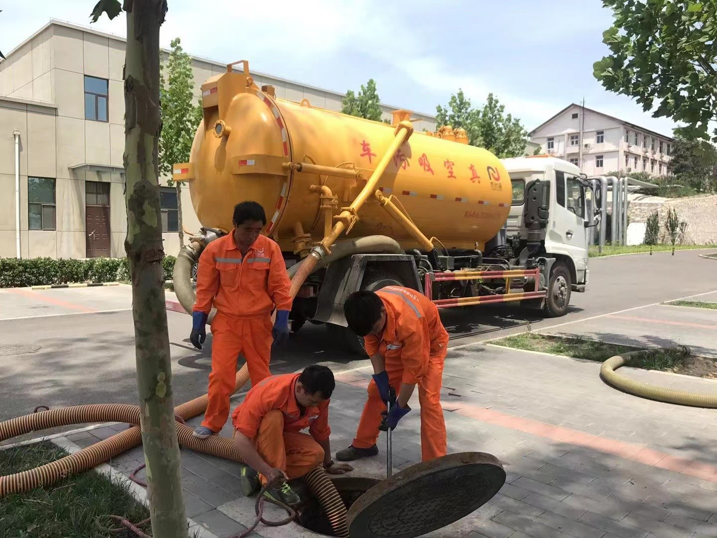 金坛管道疏通车停在窨井附近